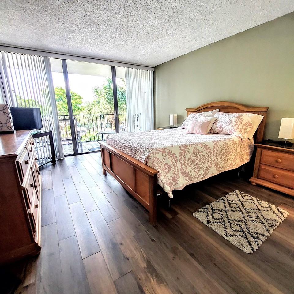 1830 Embassy Dr - Photo 7 of 28