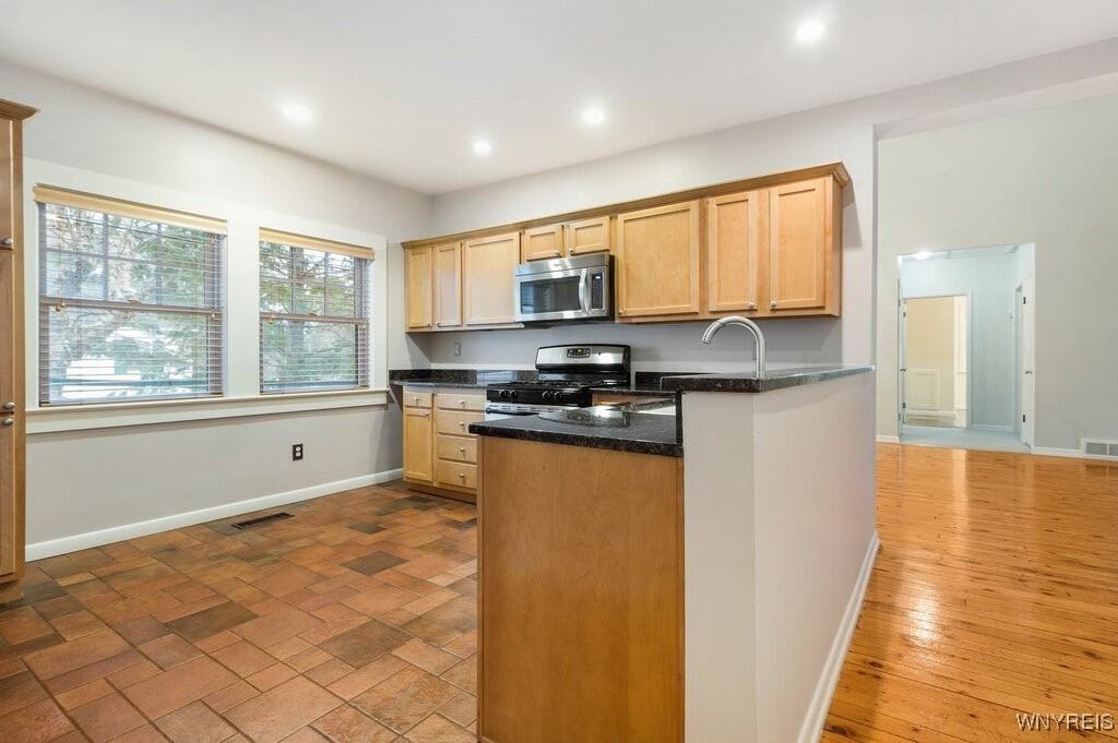 100 Lincoln Pkwy - Photo 5 of 16