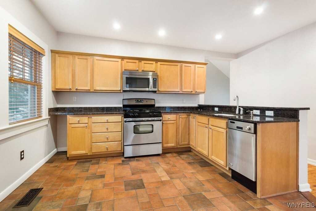 100 Lincoln Pkwy - Photo 6 of 16