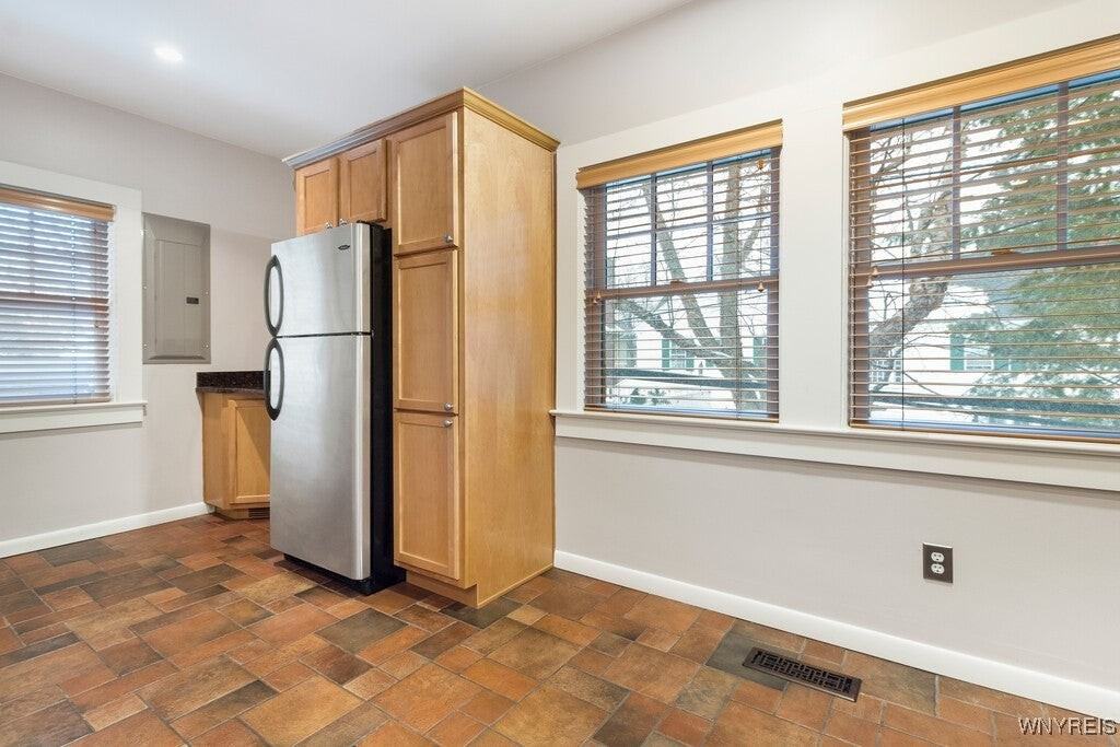 100 Lincoln Pkwy - Photo 7 of 16