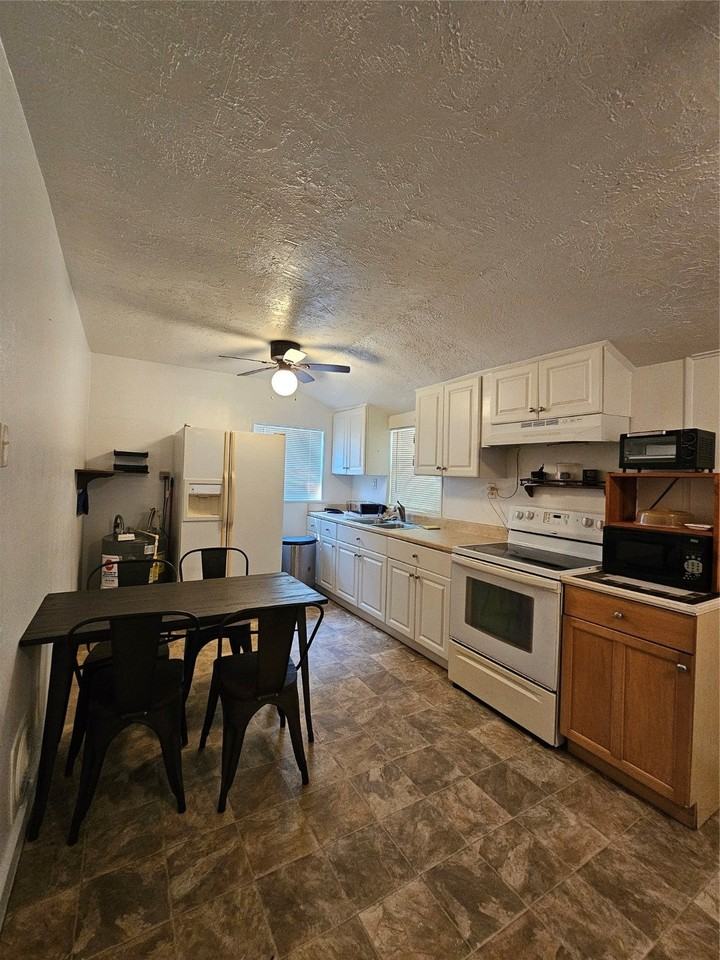 16443 Piper Ln - Photo 5 of 15