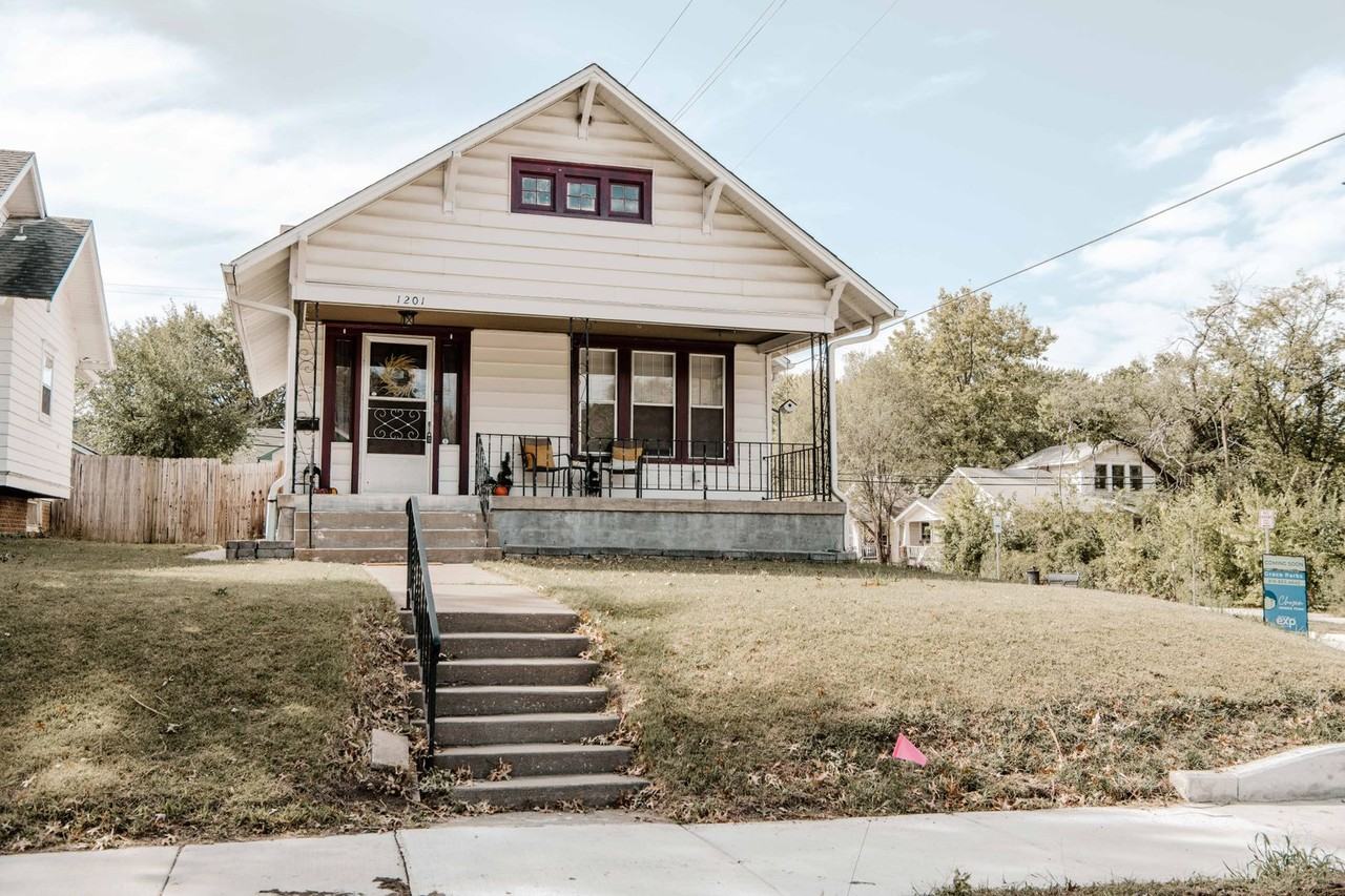 1201 Sw Jewell Ave - Photo 2 of 46