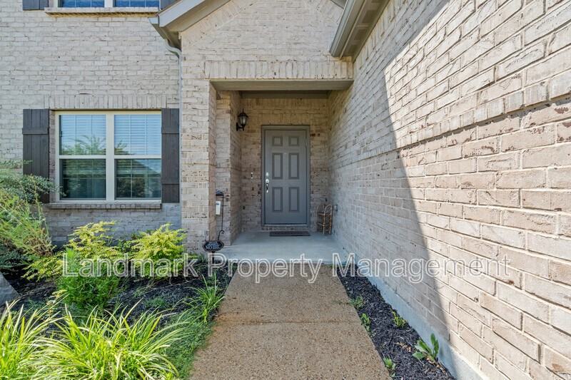 1206 Fox Chase Dr - Photo 3 of 32