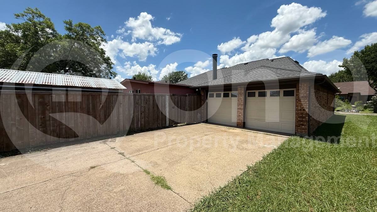 2438 Kimberly Dr - Photo 2 of 10