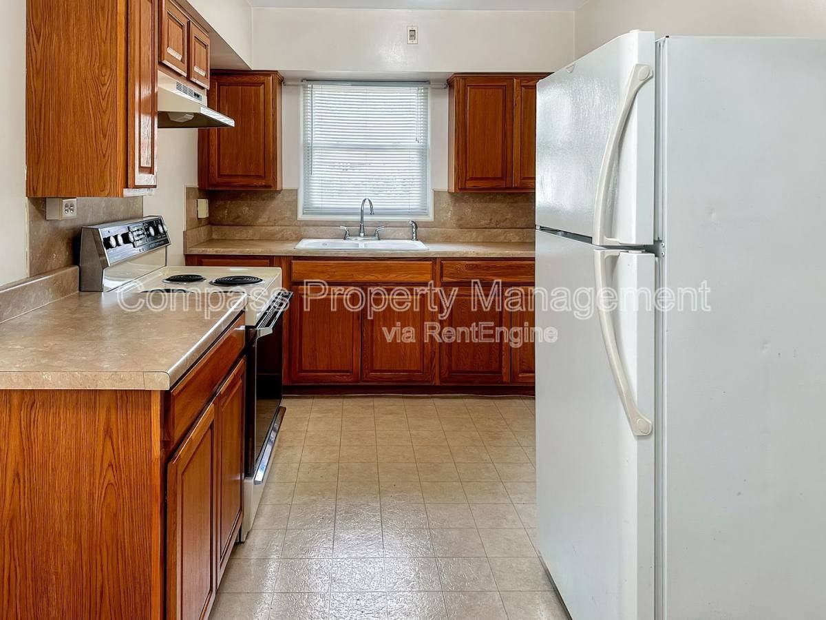 2717 S Burdick St - Photo 2 of 8