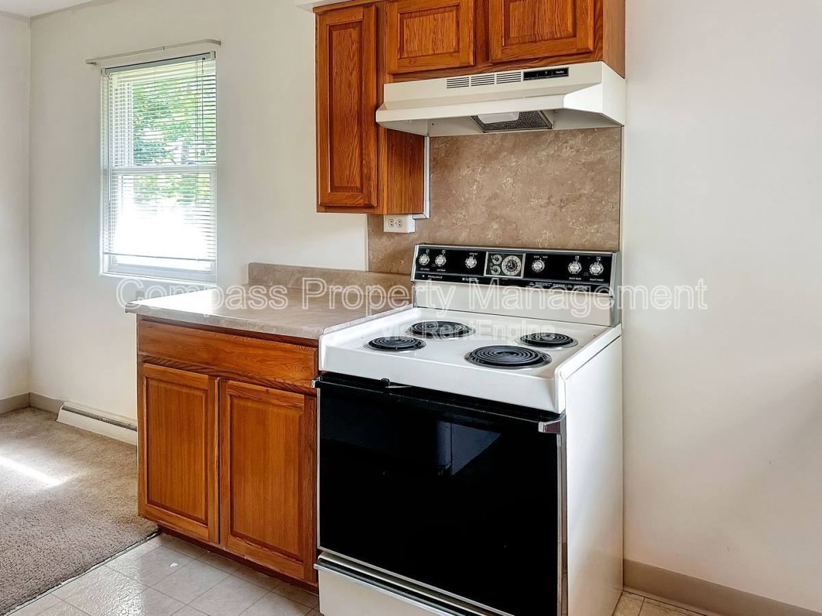 2717 S Burdick St - Photo 3 of 8