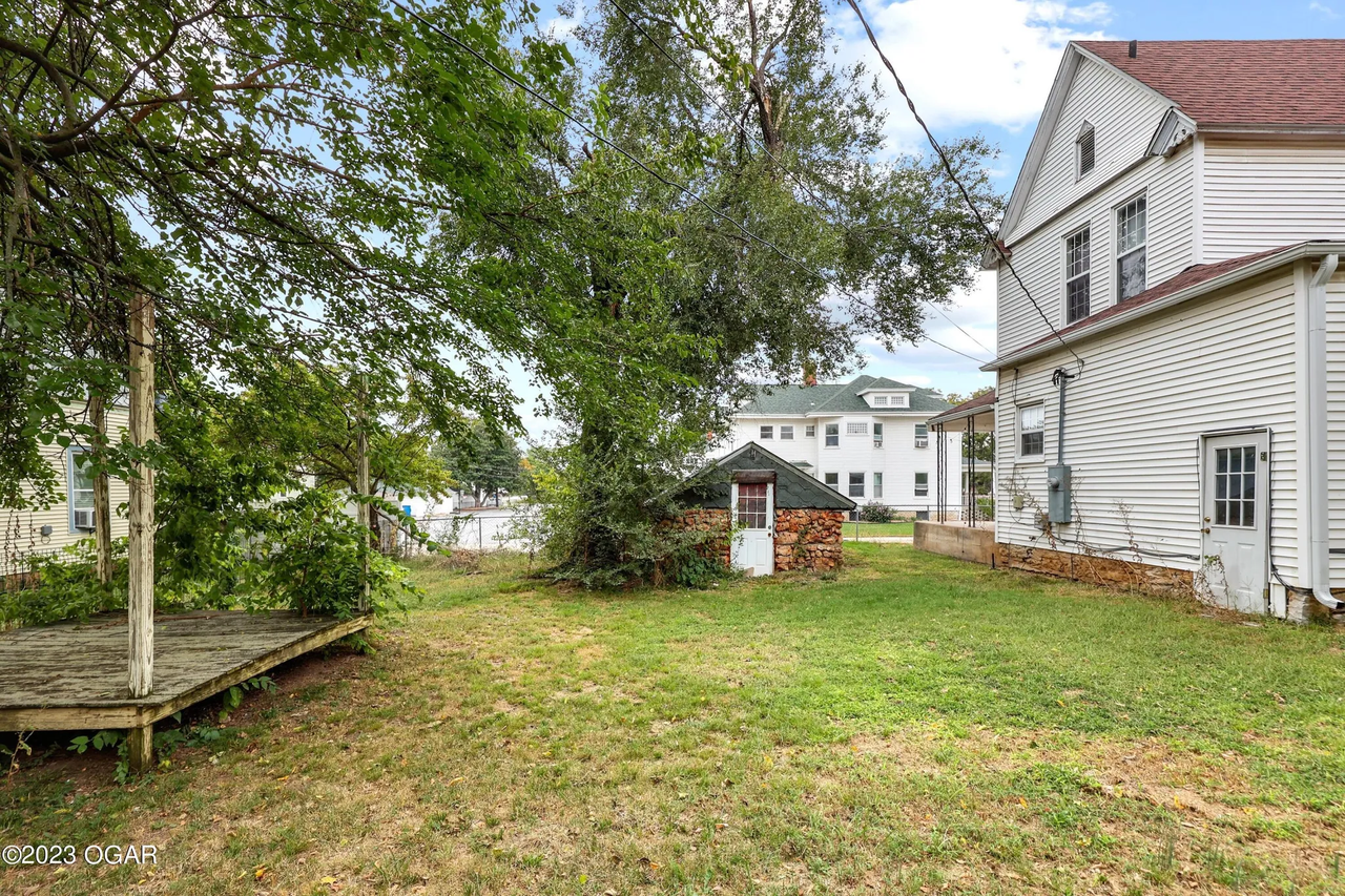 214 W Chestnut St - Photo 3 of 16