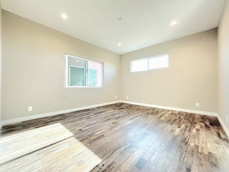 3258 Dundas St - Photo 4 of 7