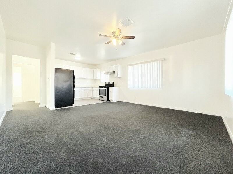 8251 S San Pedro St #4 - Photo 4 of 34