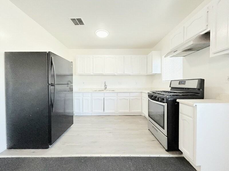 8251 S San Pedro St #4 - Photo 5 of 34