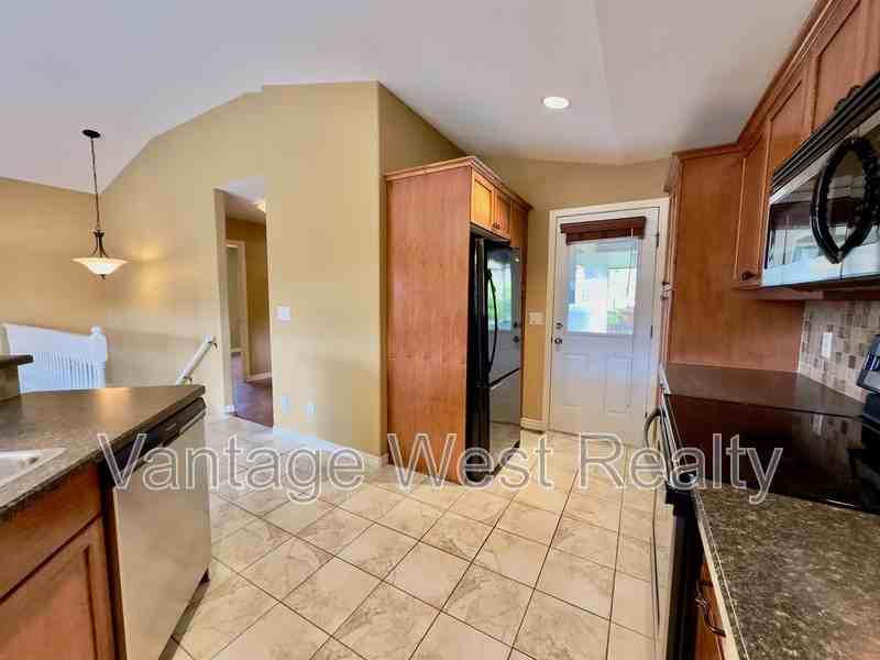 1446 Tanemura Cres - Photo 2 of 39