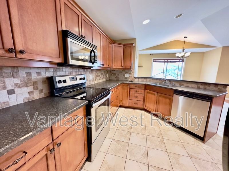 1446 Tanemura Cres - Photo 3 of 39