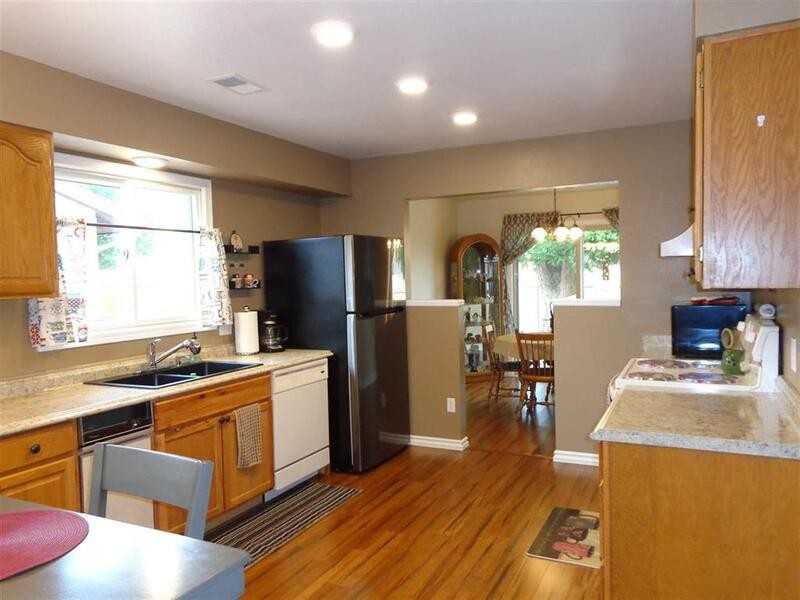 137 Sunset Cir - Photo 2 of 9