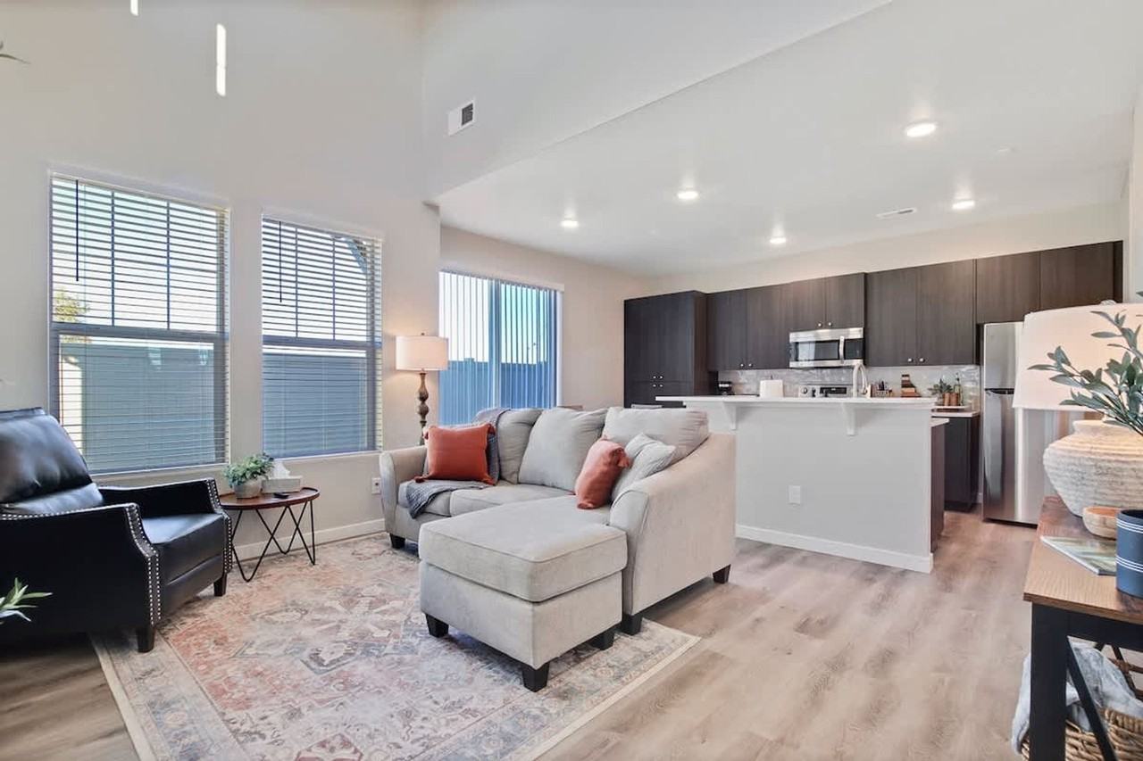 17065 N Hounslow Way - Photo 3 of 94