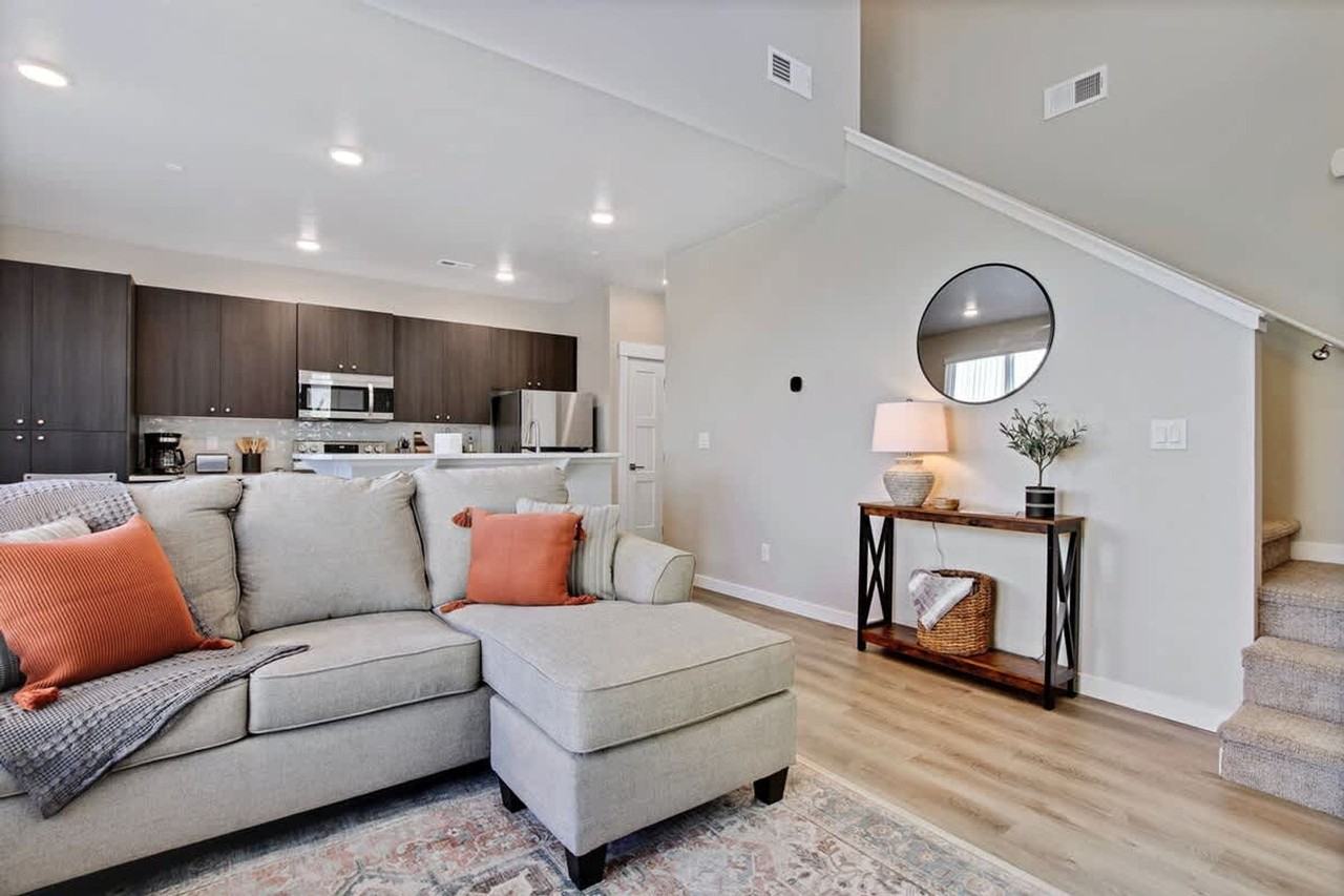 17065 N Hounslow Way - Photo 4 of 94