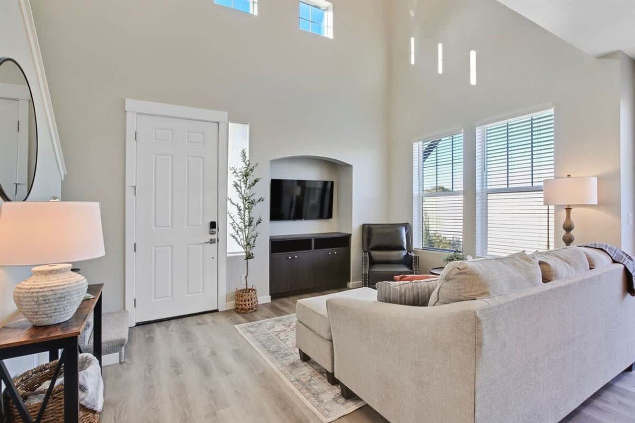 17065 N Hounslow Way - Photo 5 of 94