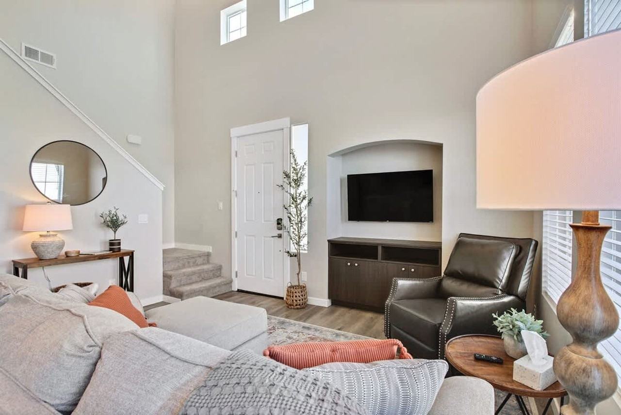 17065 N Hounslow Way - Photo 7 of 94