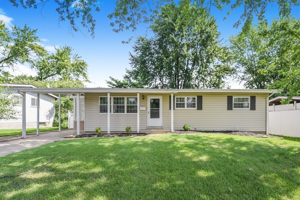 2325 Flamingo Dr - Photo 4 of 17