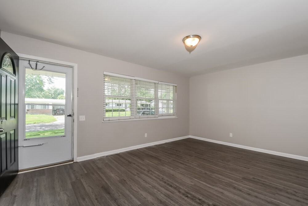 2325 Flamingo Dr - Photo 5 of 17