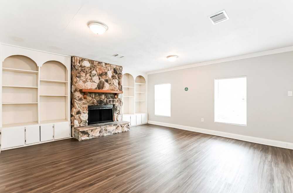 2811 26th St - Photo 4 of 15