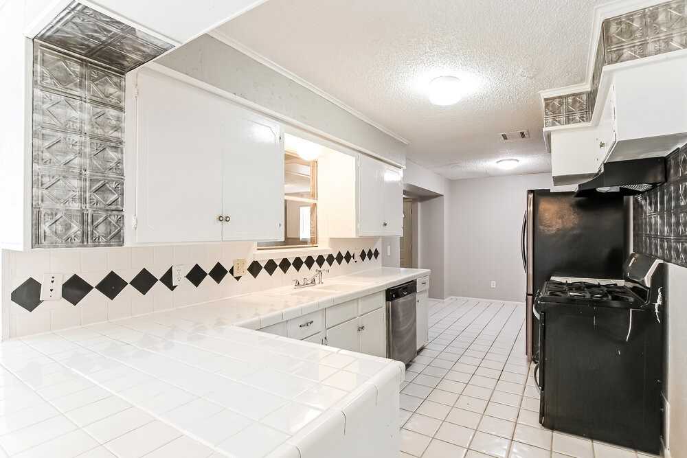 2811 26th St - Photo 7 of 15