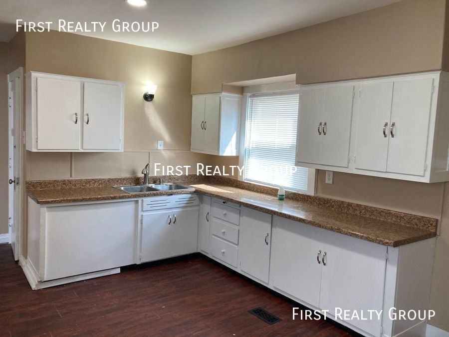 1102 Beaumont Ave - Photo 3 of 12