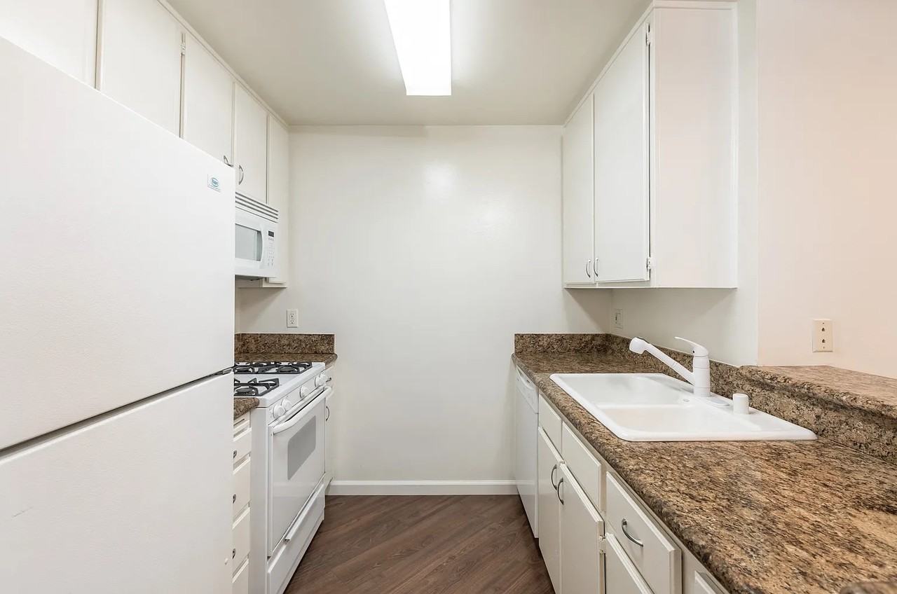 1395 Kelton Ave - Photo 2 of 6