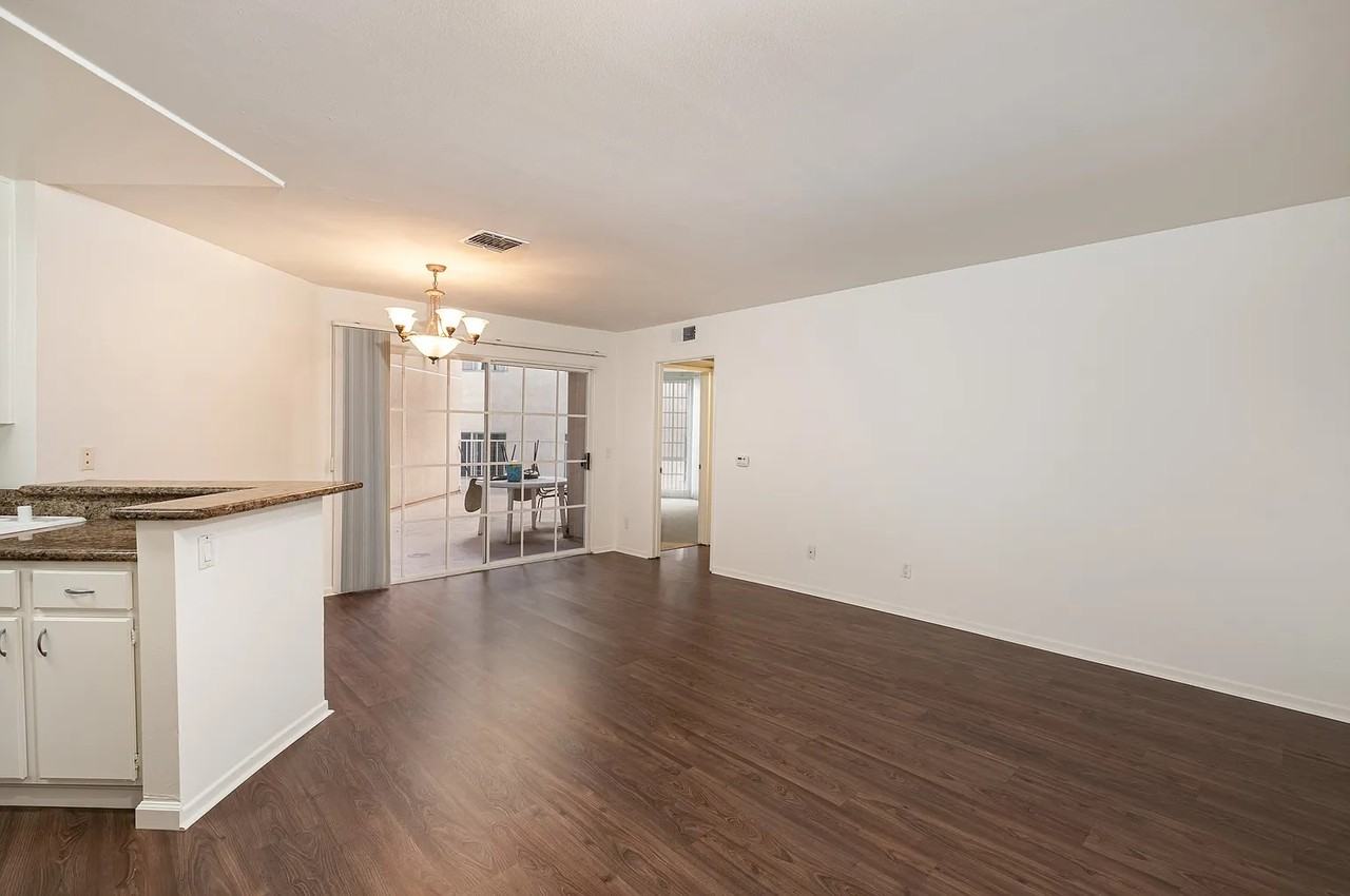 1395 Kelton Ave - Photo 3 of 6