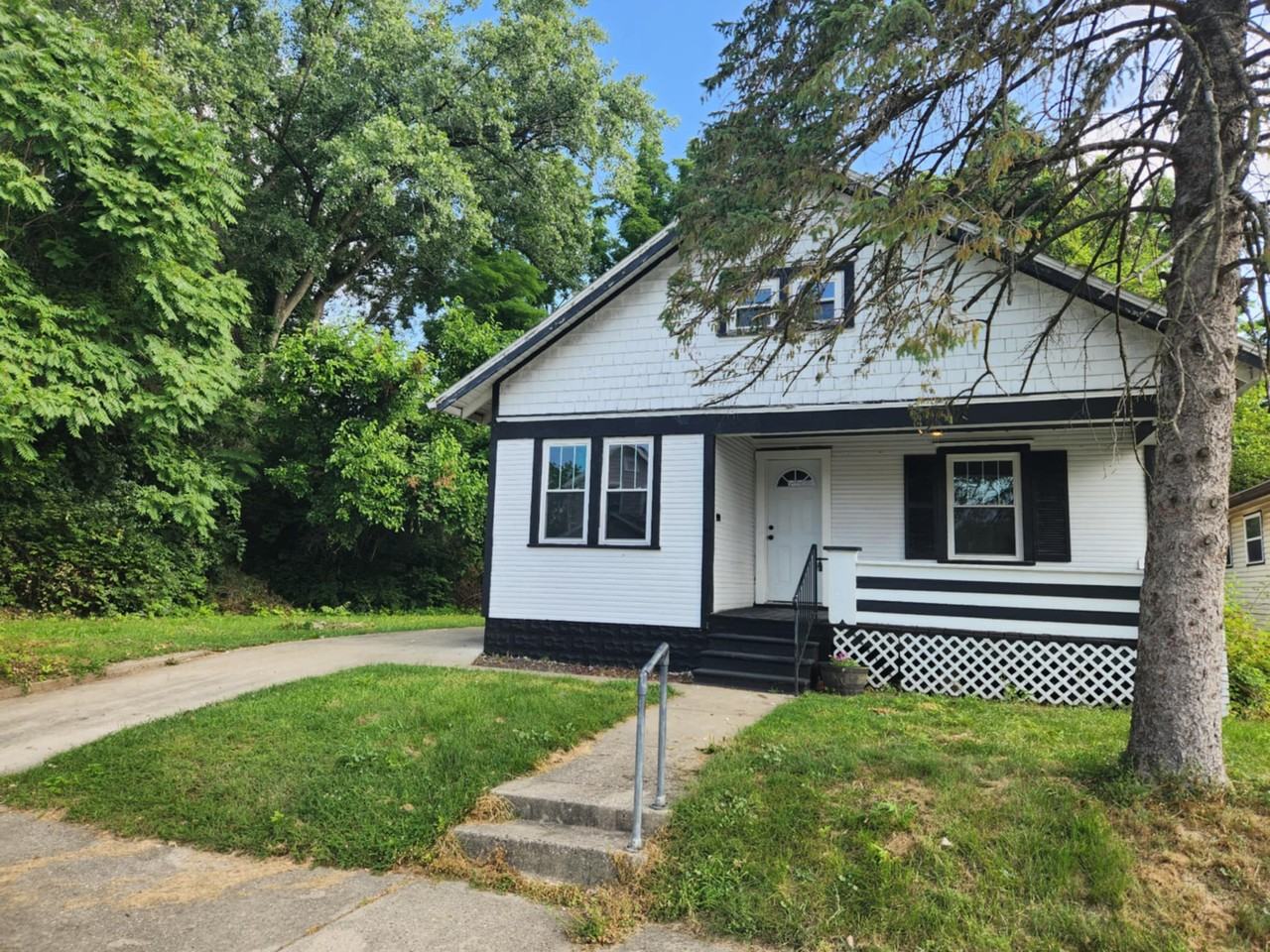 1378 Bellefair Ave - Photo 2 of 22