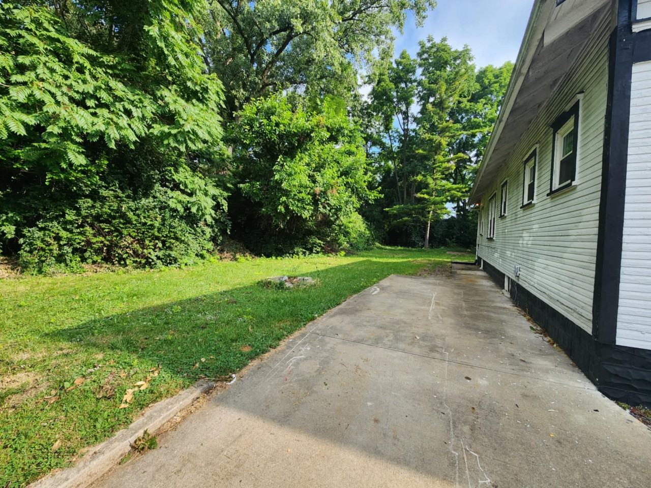 1378 Bellefair Ave - Photo 3 of 22