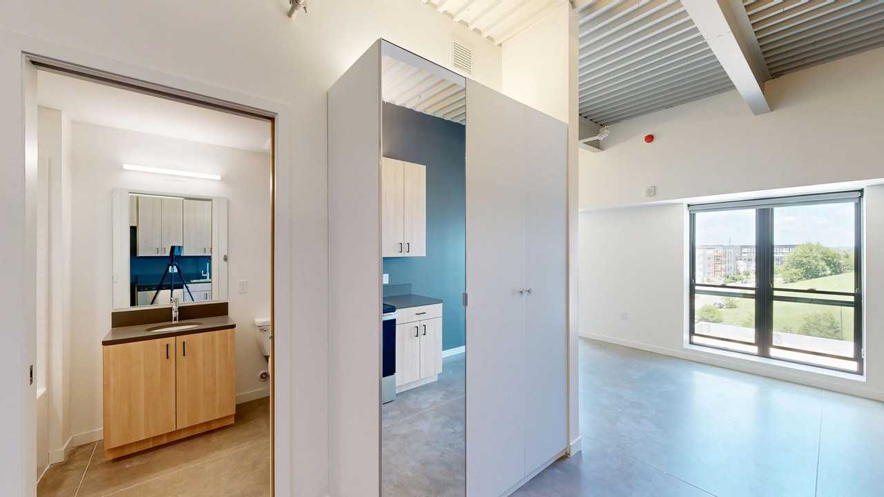 418 East Grand - Photo 5 of 50