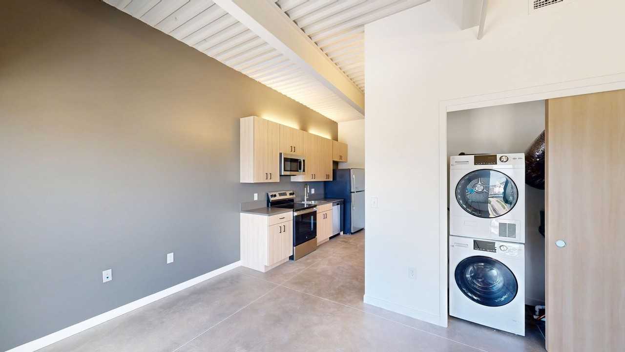 418 East Grand - Photo 7 of 50