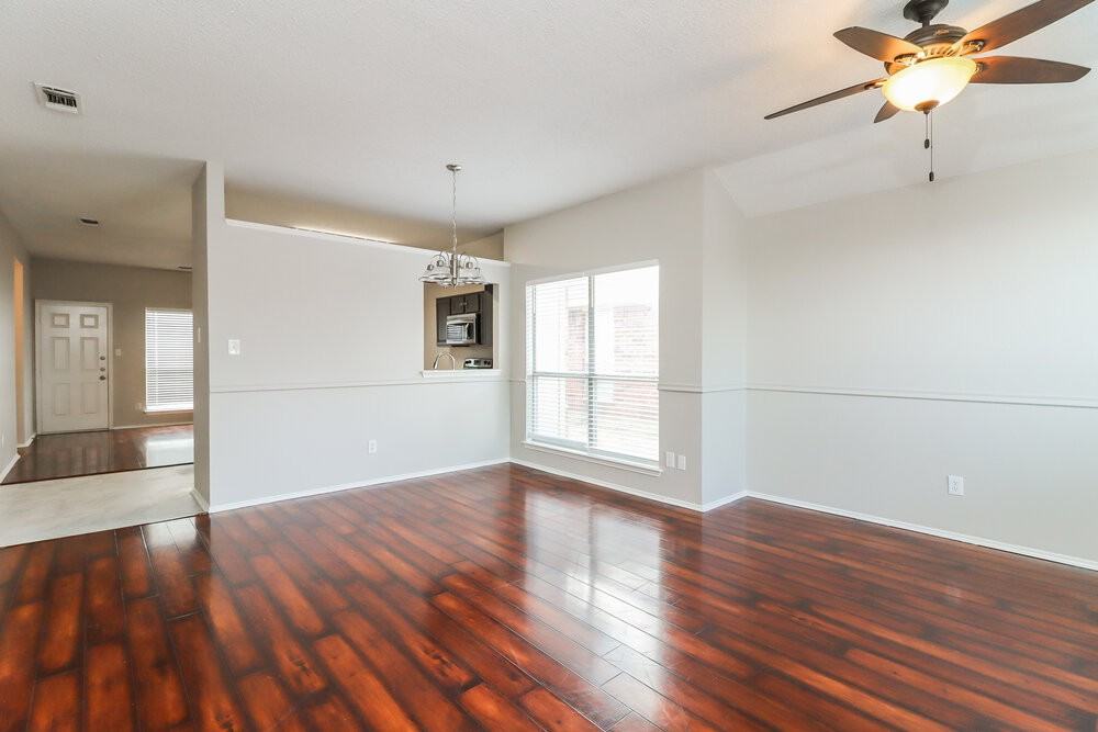 208 Rosewood Ln - Photo 3 of 16