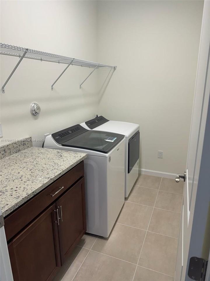 5230 Thatcher Ct - Photo 2 of 8