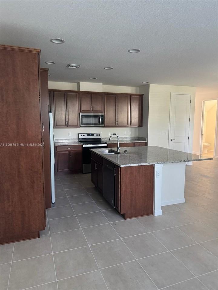 5230 Thatcher Ct - Photo 3 of 8