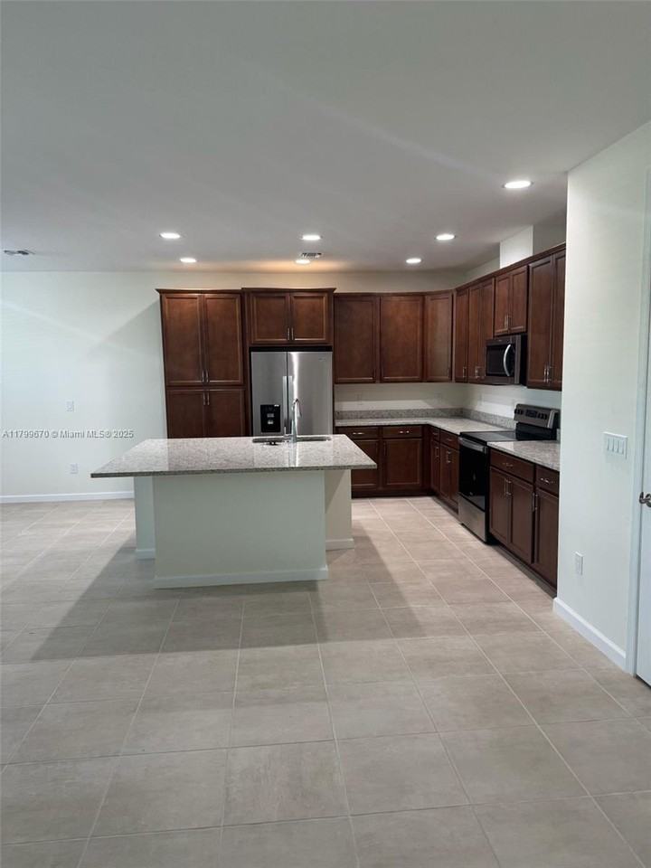 5230 Thatcher Ct - Photo 4 of 8