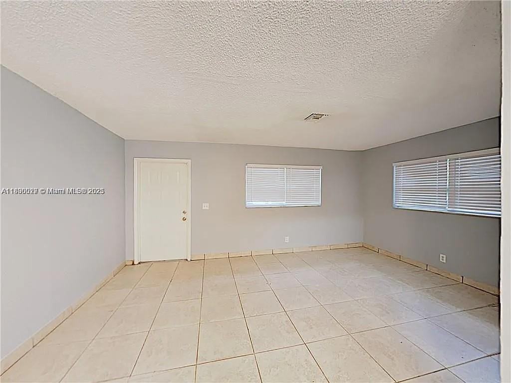 1001 Sw 80th Ave #C - Photo 3 of 8