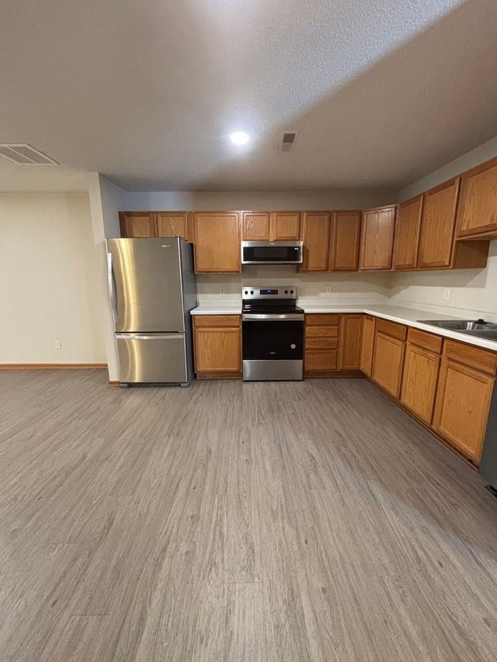 323 Williamsburg Pl Apt B - Photo 2 of 14