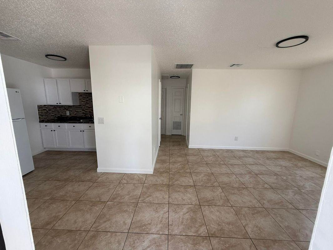 1130 N F St ##D - Photo 2 of 10