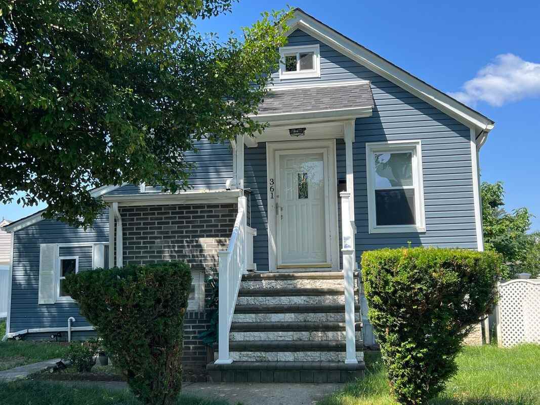 361 Sheridan St - Photo 2 of 17