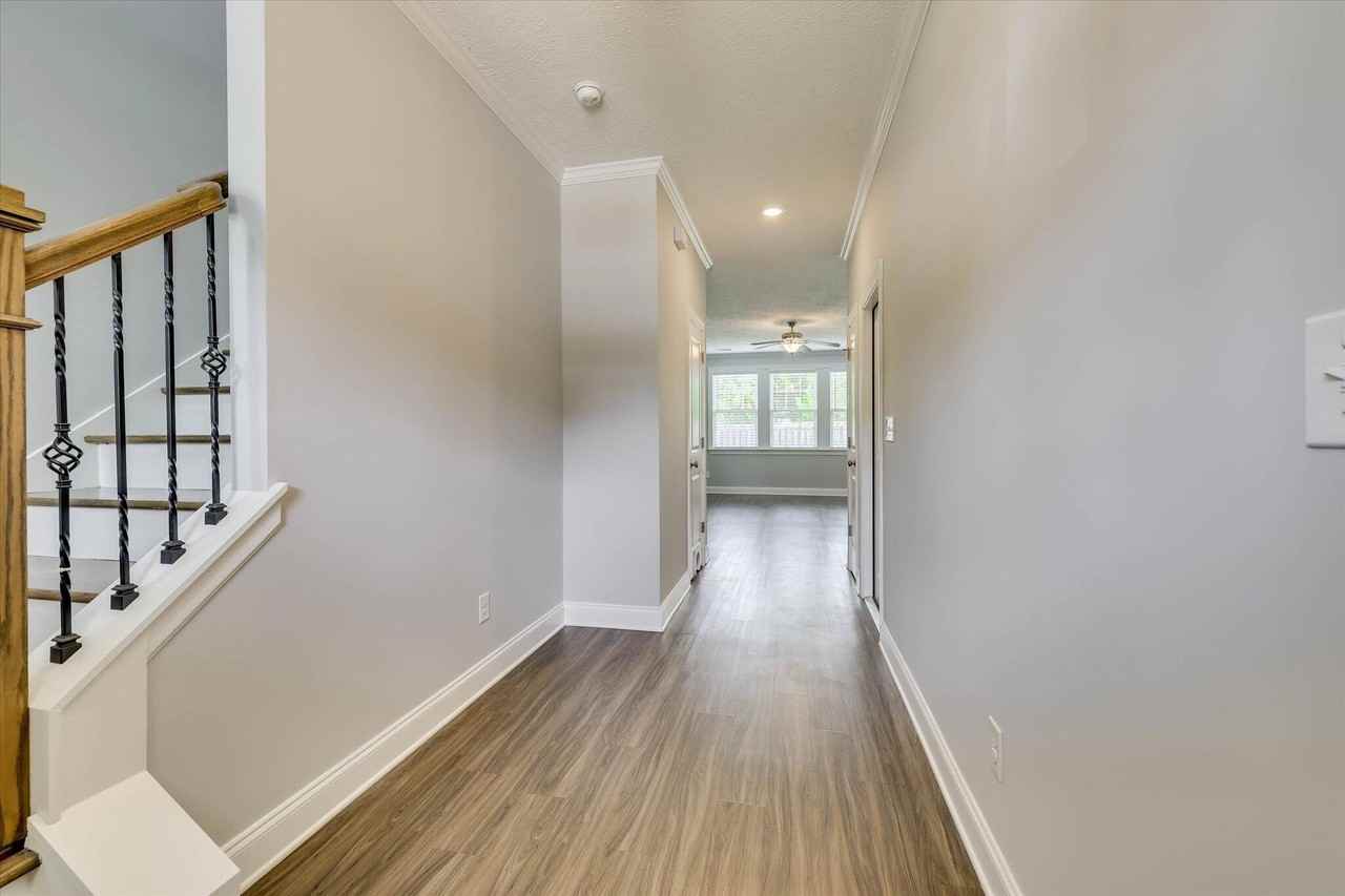 445 Longmeadow Dr - Photo 5 of 46