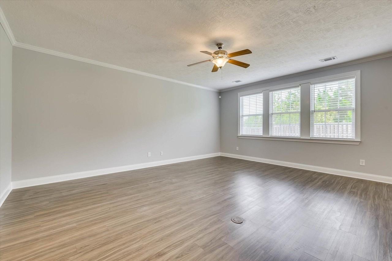 445 Longmeadow Dr - Photo 6 of 46