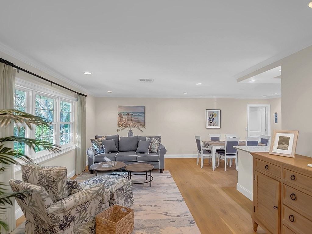 1526 Pelican Ln - Photo 3 of 36