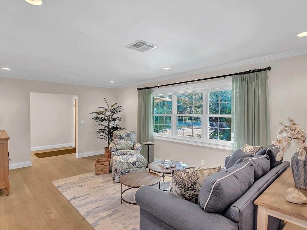 1526 Pelican Ln - Photo 4 of 36