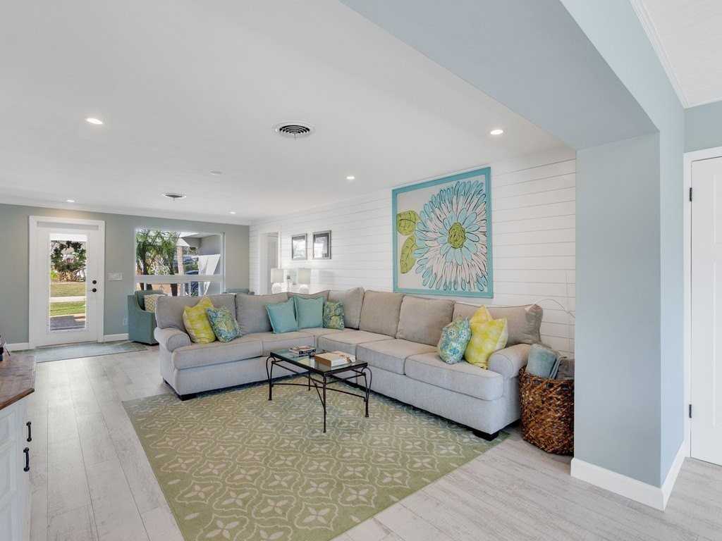 610 Honeysuckle Ln - Photo 3 of 36