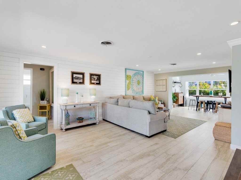 610 Honeysuckle Ln - Photo 4 of 36