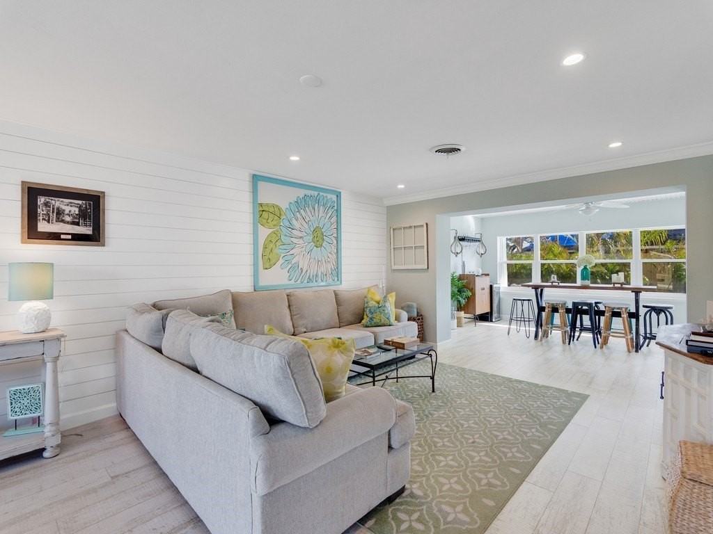 610 Honeysuckle Ln - Photo 5 of 36