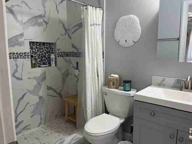 5745 Pelican Pointe Dr Apt 4 #4 - Photo 5 of 27