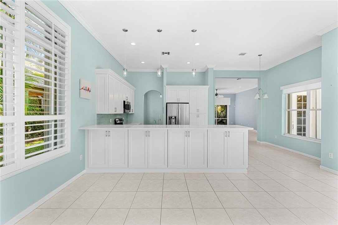 941 Island Club Square - Photo 5 of 33