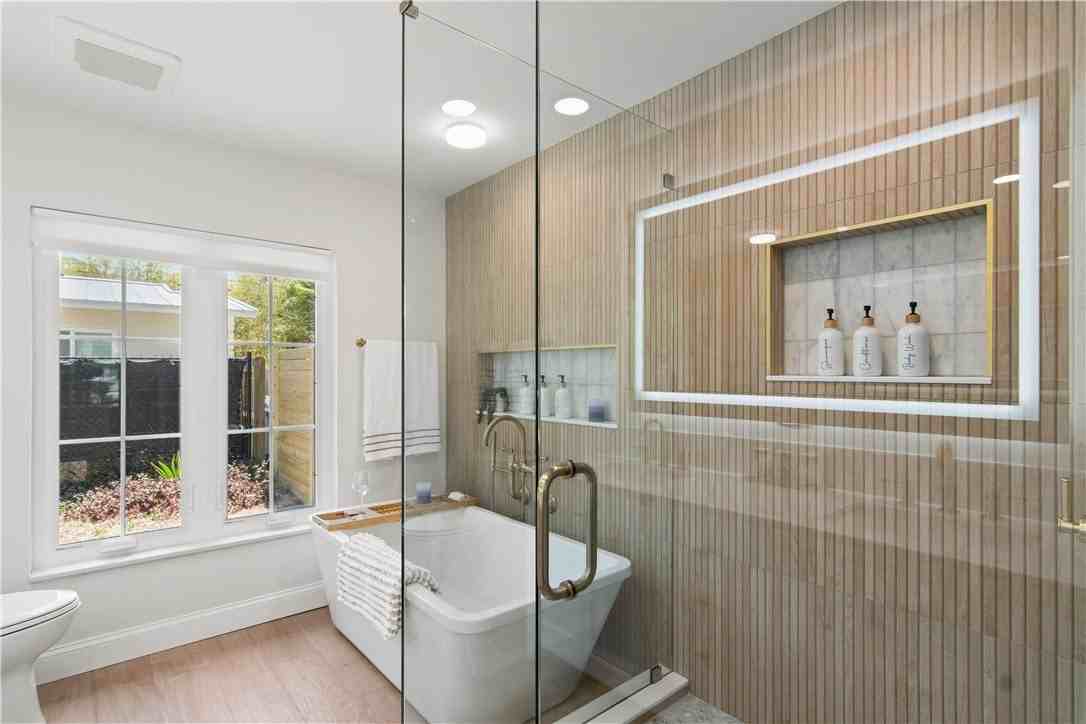 1085 29th St - Photo 4 of 19